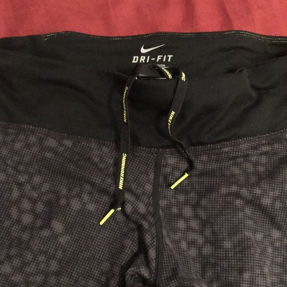 Rare Women’s Nike Dri-Fit Capri’s - Picture 3 of 8